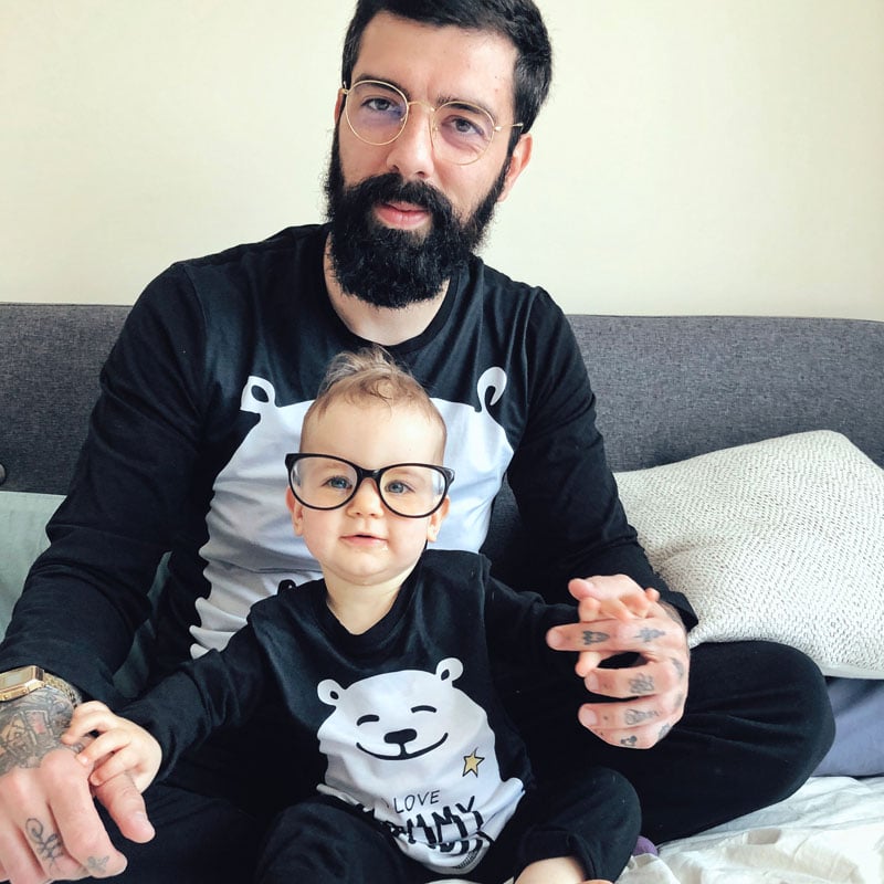 Баща и бебе с очила по пижами